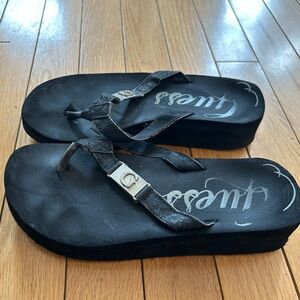 Fair condition Guess need refurbishment short Platform Flip Flop Sandals SZ 5!!